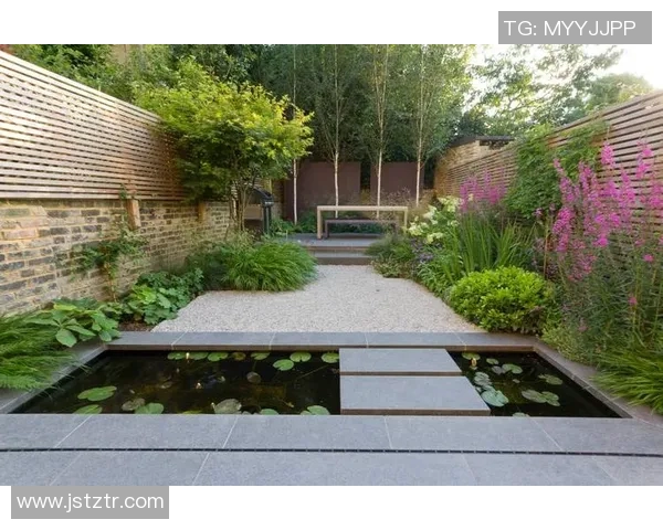 现代泳池设计理念探索与创新：打造完美水景空间的艺术与实践